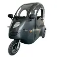 Grå kabinescooter med lukket kabine, forrude med vinduesvisker og ét forhjul