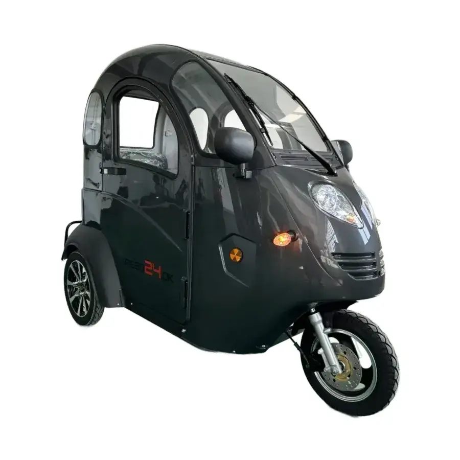 Grå kabinescooter med lukket kabine set fra siden, med skivebremse på forhjulet