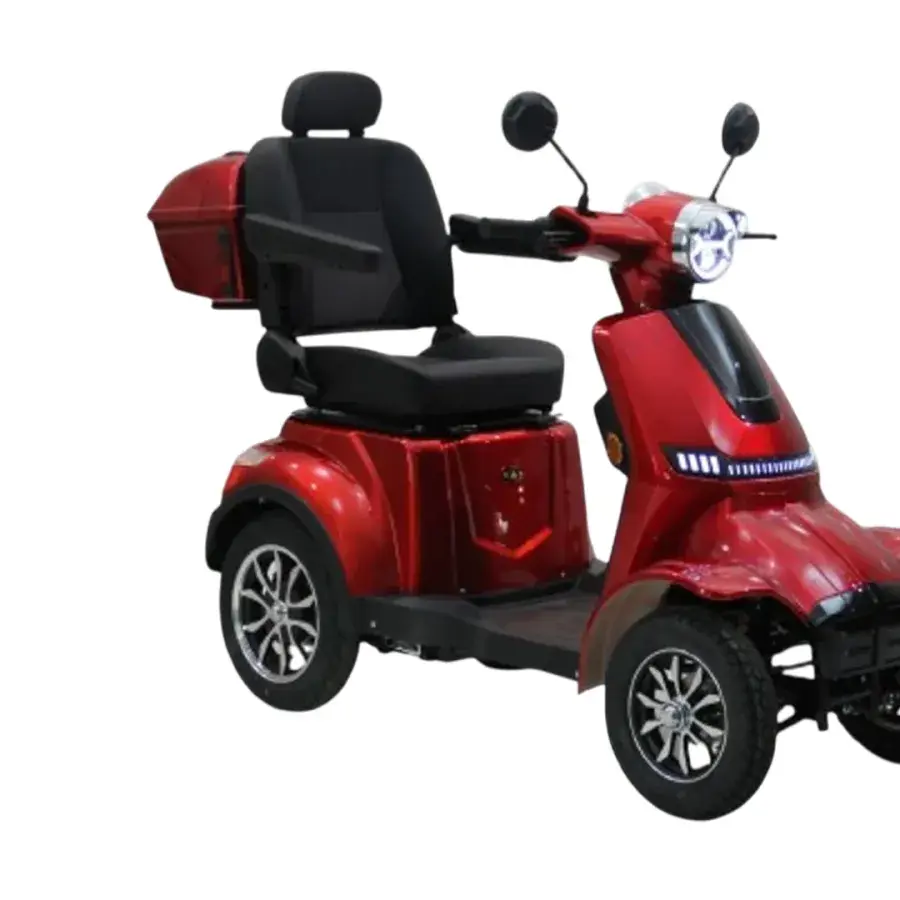 Rød firehjulet el-scooter med sort polstret sæde, armlæn og bagboks